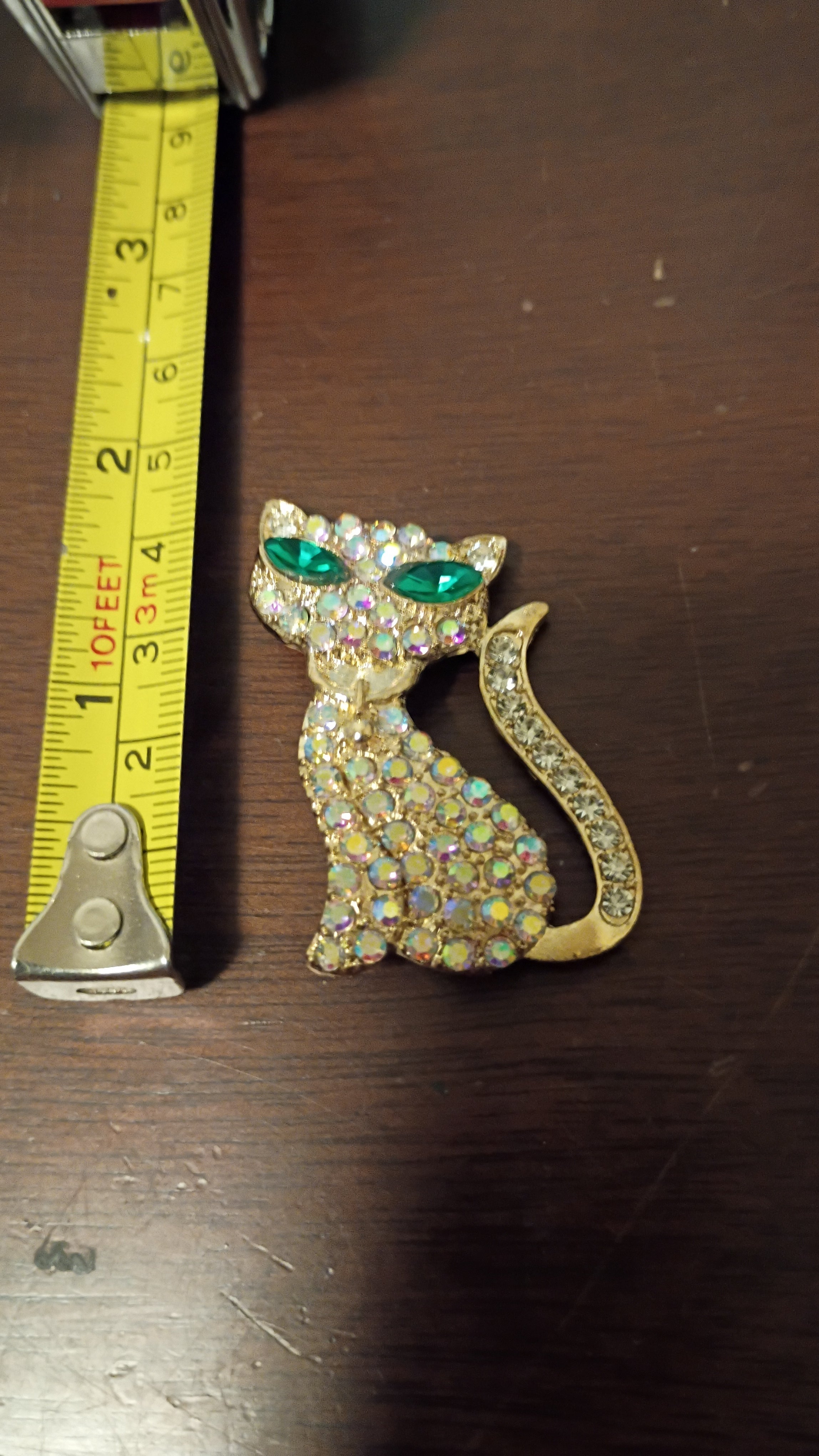 vintage-style gold-tone cat brooch