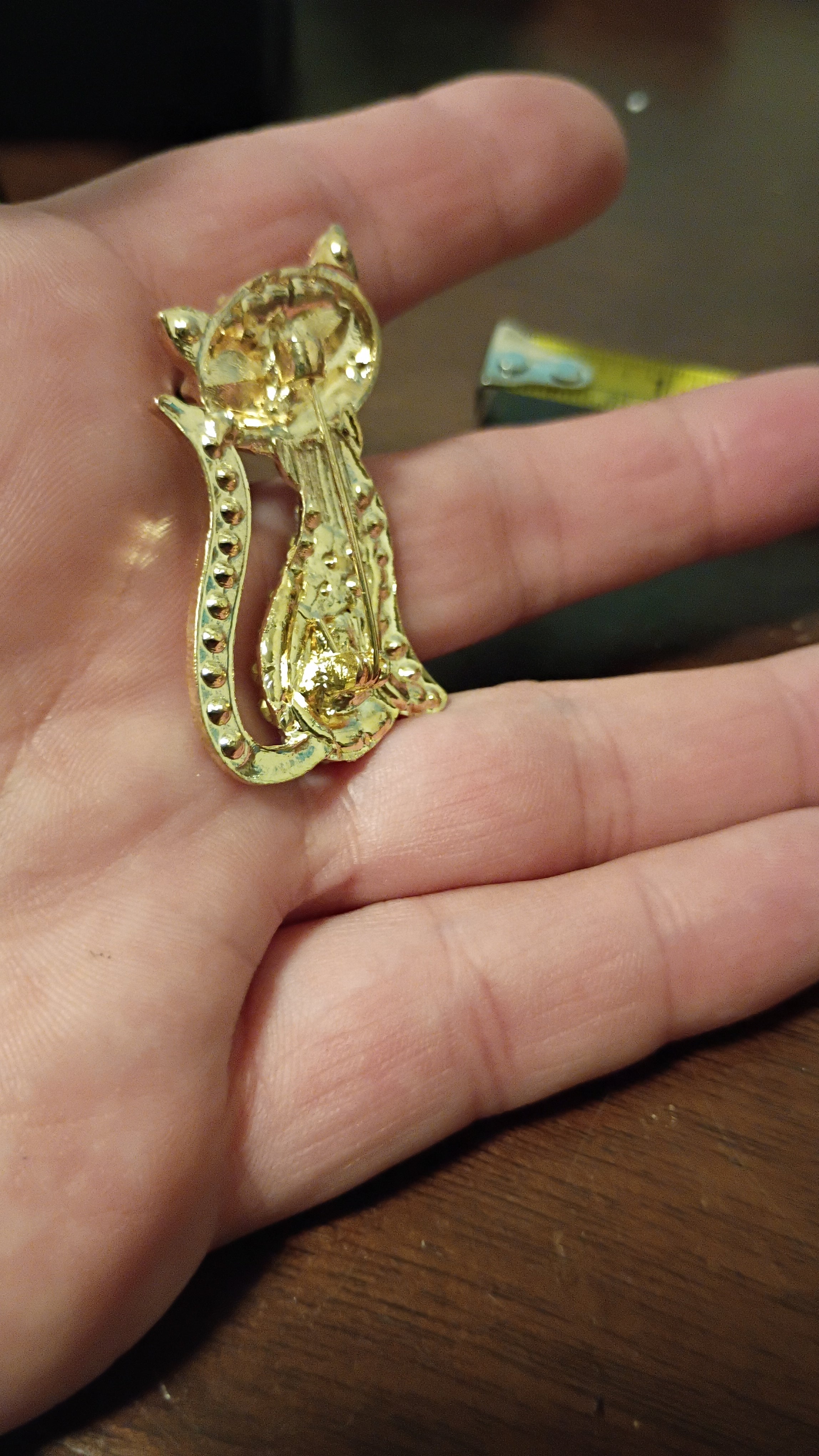 vintage-style gold-tone cat brooch