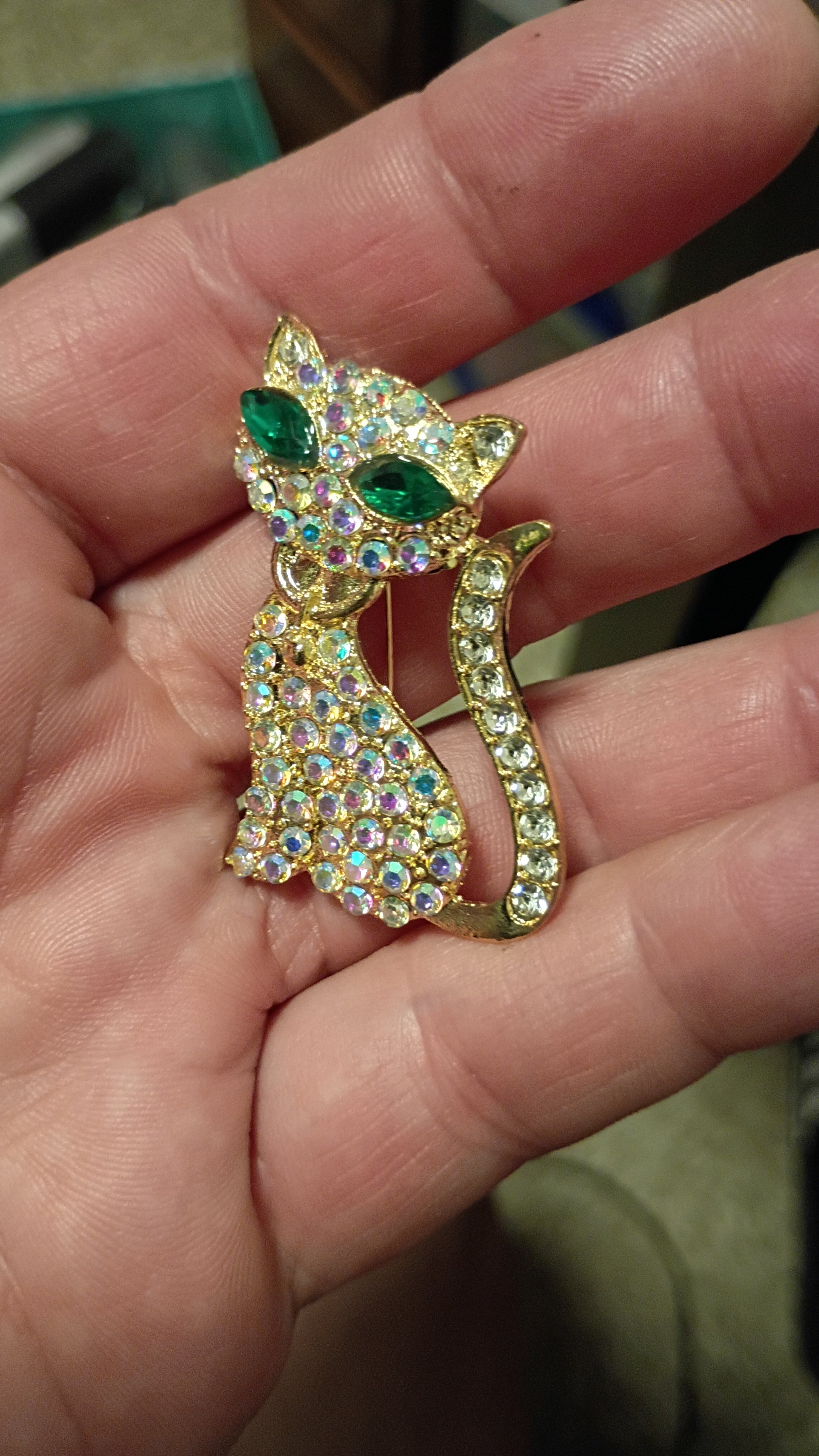 vintage-style gold-tone cat brooch