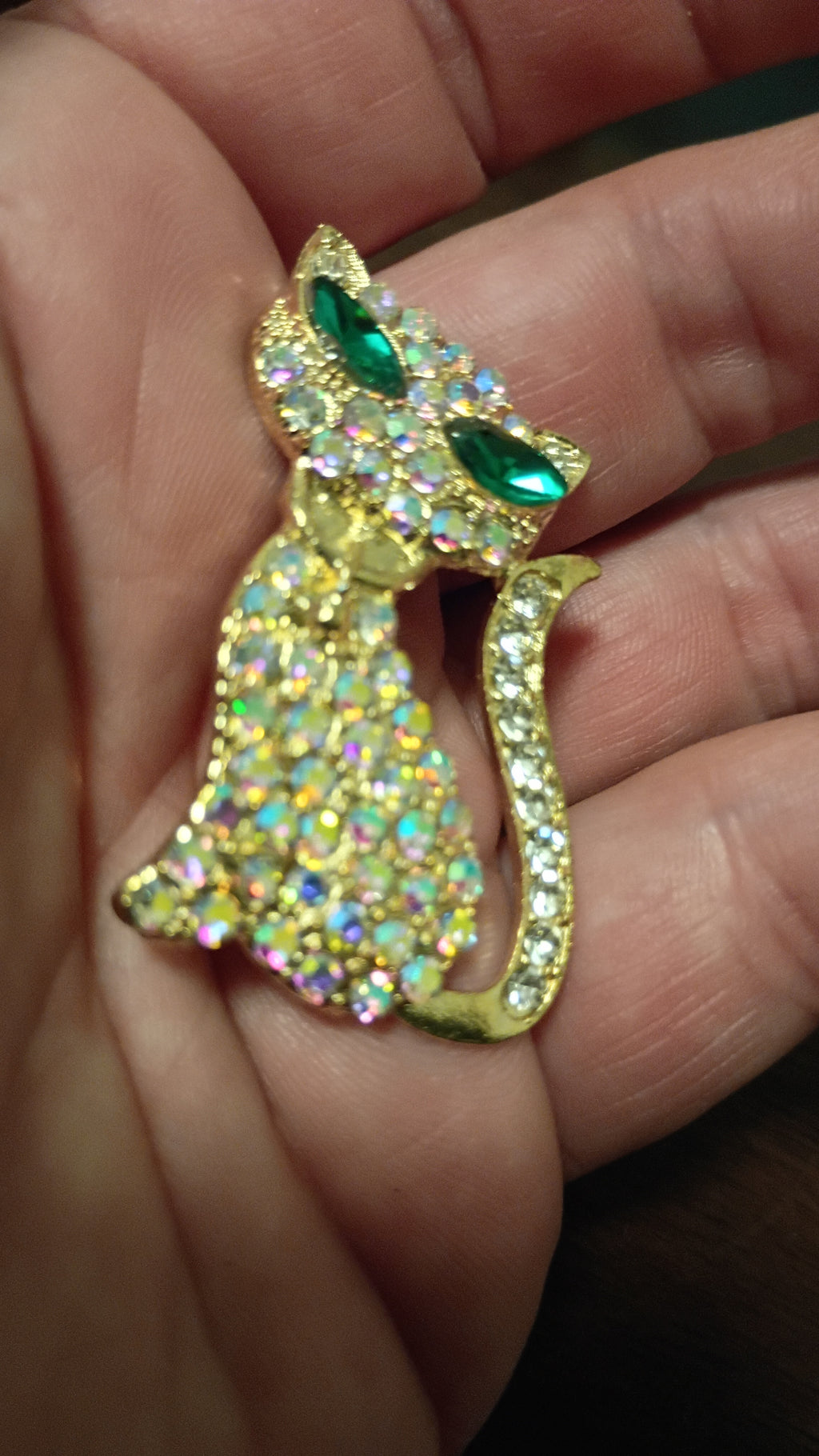 vintage-style gold-tone cat brooch