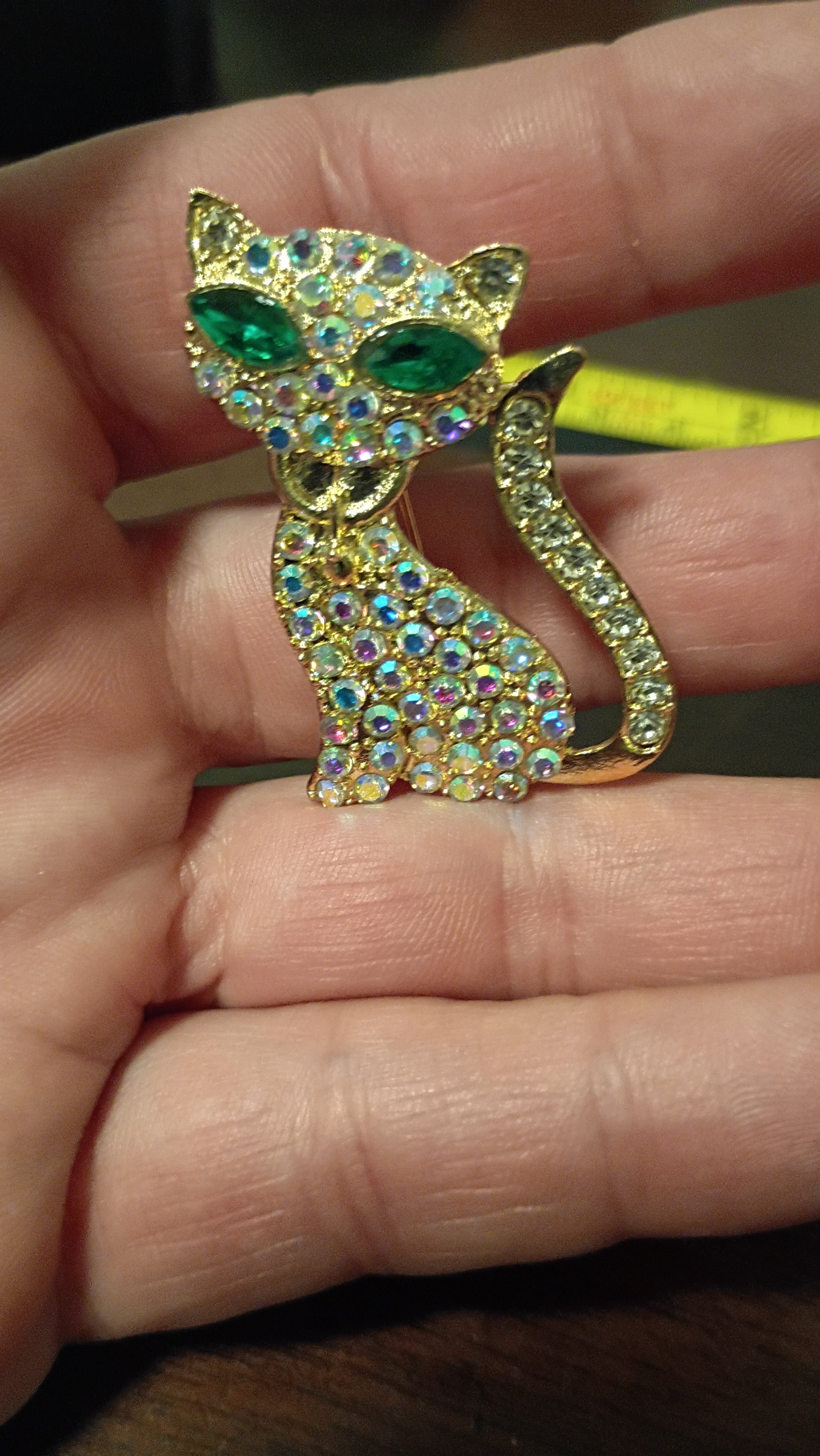 vintage-style gold-tone cat brooch