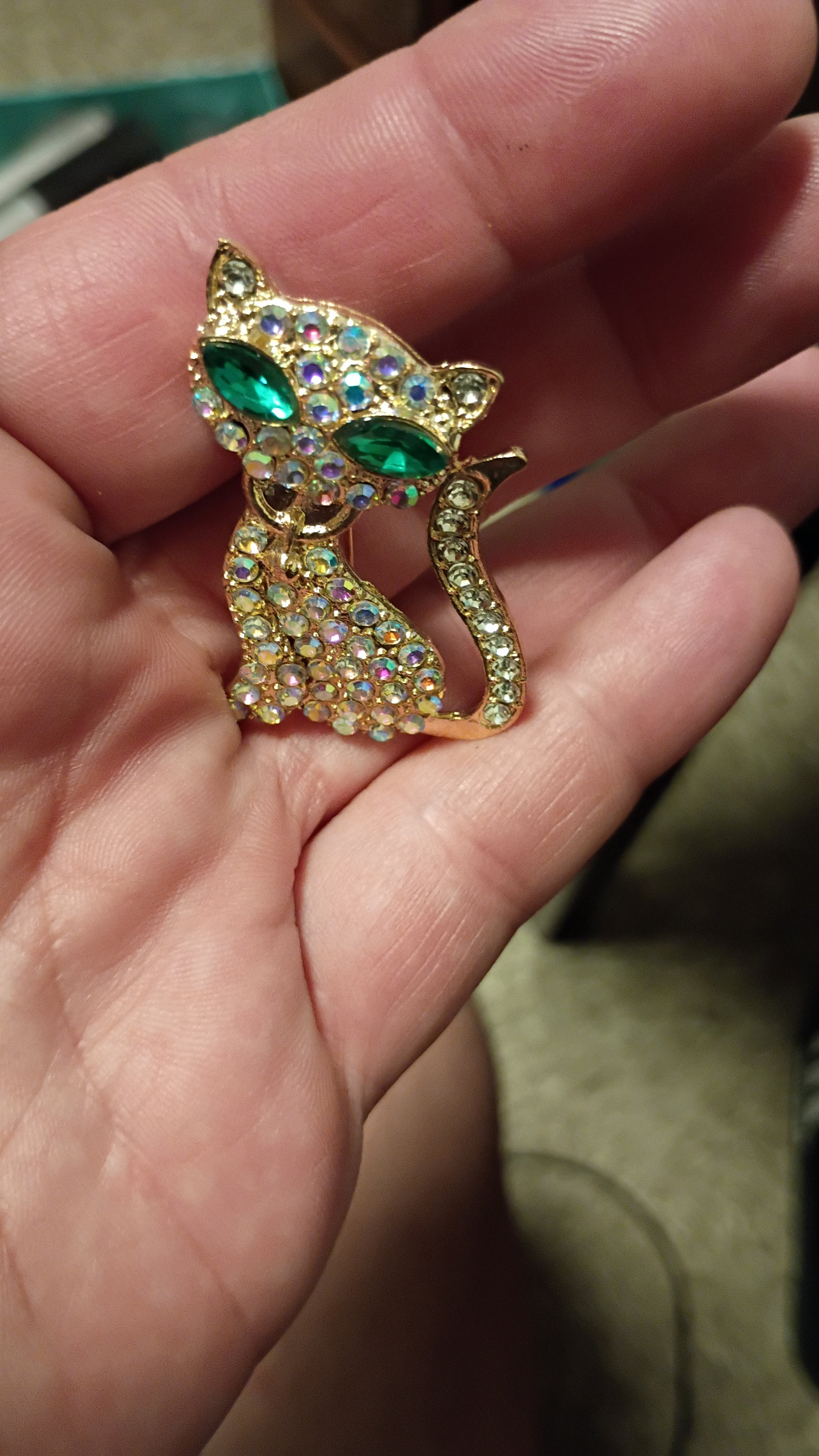 vintage-style gold-tone cat brooch