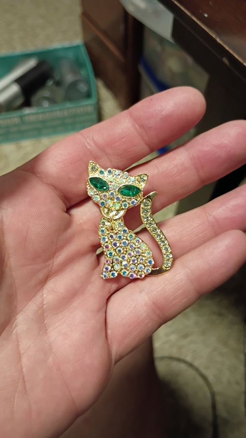 vintage-style gold-tone cat brooch