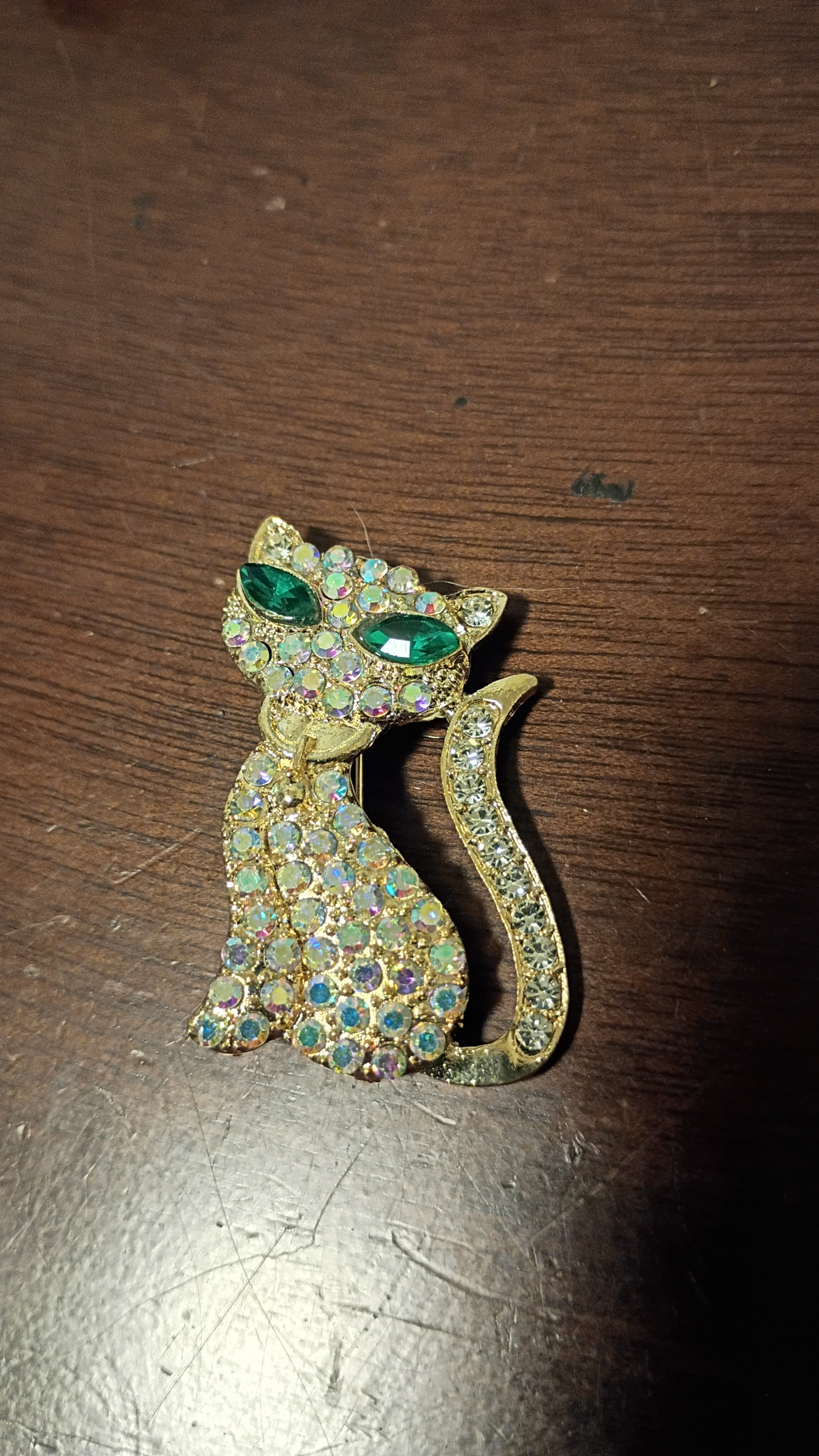 vintage-style gold-tone cat brooch